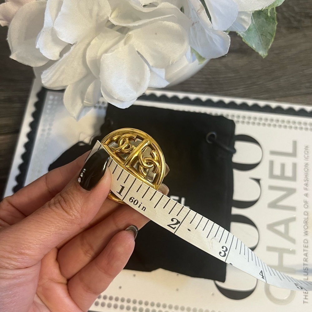 CHANEL Oversized Vintage Gold CC Faux Pearl Clip On Earrings - Picture 4 of 10